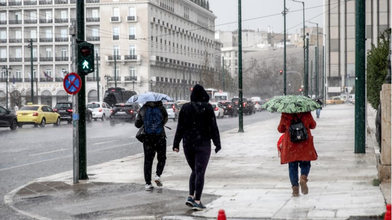 Επιμένει και σήμερα η αφρικανική σκόνη με βροχές και καταιγίδες – Κακοκαιρία express από αύριο, έρχεται βαθύ βαρομετρικό χαμηλό