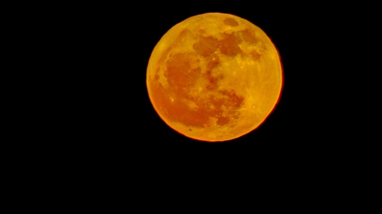 Μαγικές εικόνες από την Πανσέληνο Μαΐου- Γιατί ονομάστηκε "φεγγάρι των λουλουδιών"