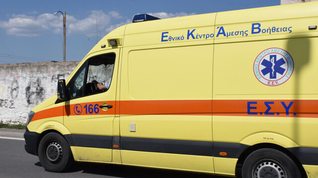Τροχαίο στα Σπάτα: Αυτοκίνητο παρέσυρε και τραυμάτισε τροχονόμο