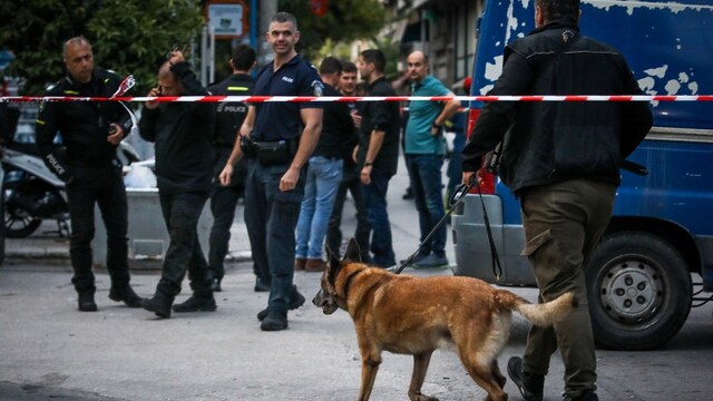 Έκρηξη στον Κολωνό: Μυστήριο με το σακίδιο που έκρυβε βόμβα και ναρκωτικά -Ο ένοικος που βρίσκεται στο μικροσκόπιο