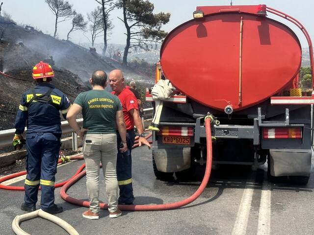 Επιχειρησιακή κινητοποίηση της Πολιτικής Προστασίας για την αντιμετώπιση πυρκαγιάς σε χαμηλή βλάστηση στην περιοχή των Αφιδνών