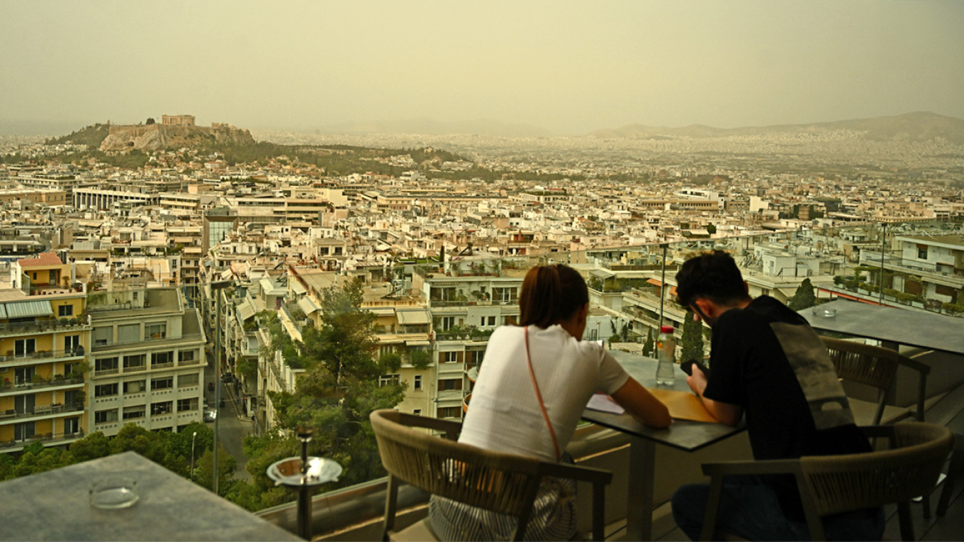 Με σκόνη, λασποβροχές και υψηλές θερμοκρασίες ξεκινάει η εβδομάδα - Πού θα γίνουν παρελάσεις υπό βροχή