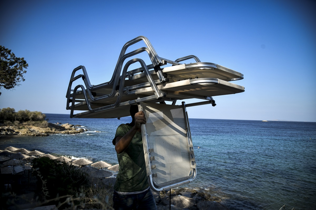 Πέντε συλλήψεις για παράνομη κατάληψη παραλίας στην Ανάβυσσο