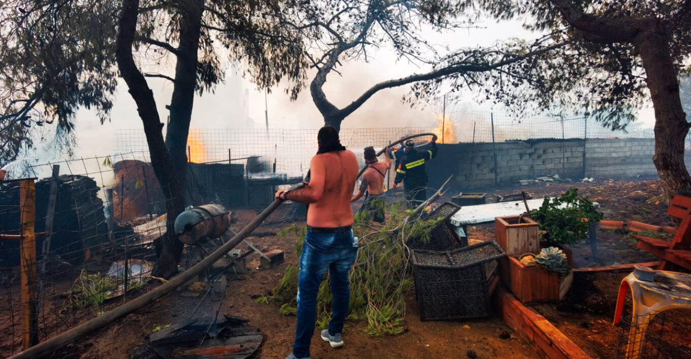 Εκκενώνεται η Αμυγδαλέζα - Ώρες αγωνίας για τρεις οικισμούς λόγω της φωτιάς στην Πάρνηθα - Σπίτια στις φλόγες