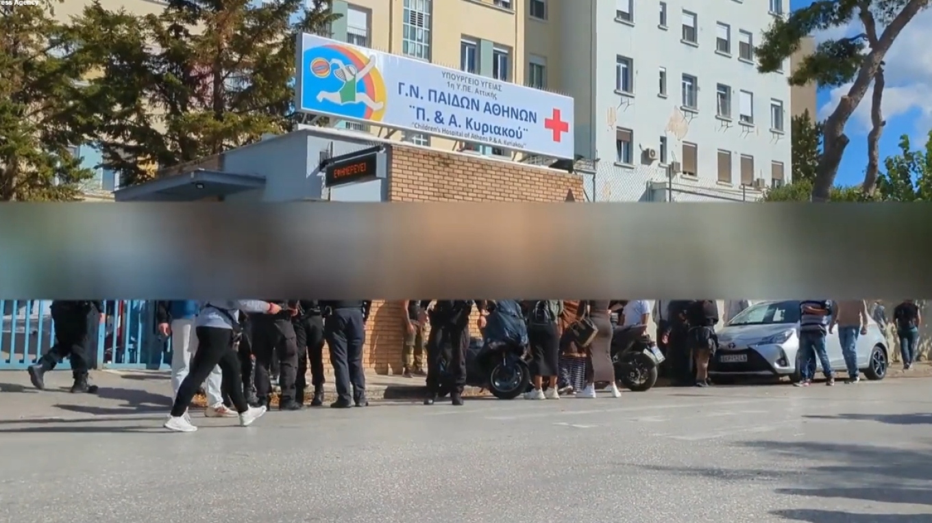 Θρήνος έξω από το «Αγλαΐα Κυριακού» από συγγενείς του 3χρονου που πυροβολήθηκε στο Μαρκόπουλο