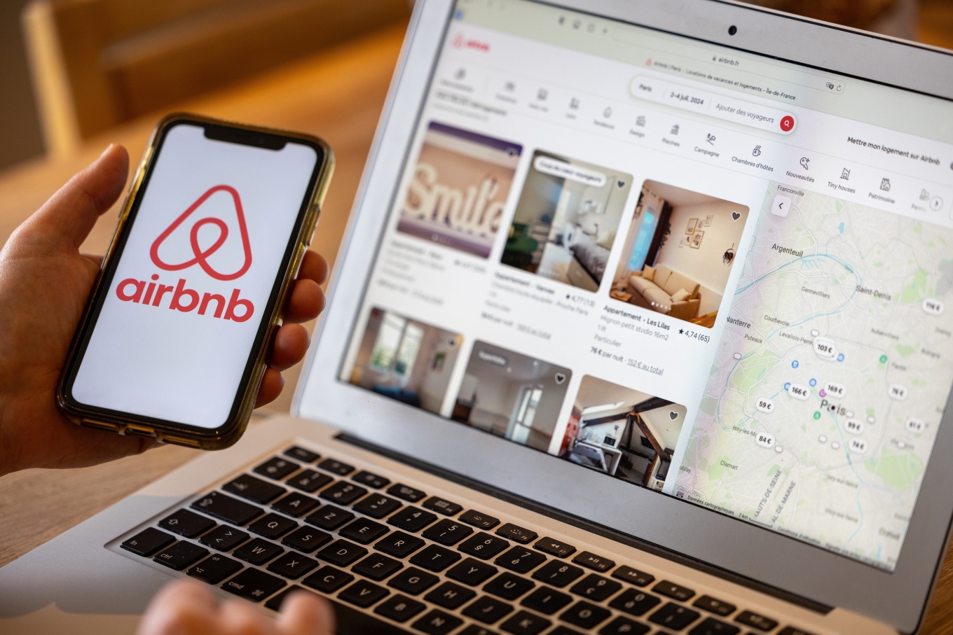 Με αλγόριθμους η ΑΑΔΕ «ξεσκονίζει» τα Airbnb