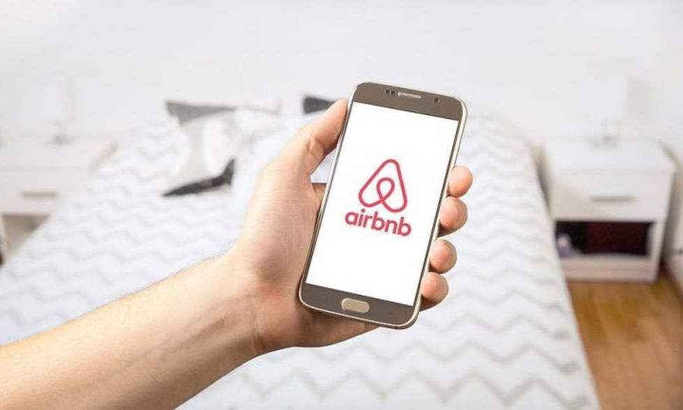 Airbnb: Λανσάρει το Δίκτυο Συνοικοδεσποτών για την πιο εύκολη διαχείριση των καταλυμάτων - Πότε θα είναι διαθέσιμο και για την  Ελλάδα