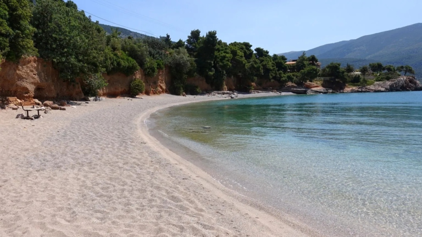 Ακόμα 40 παραλίες χαρακτηρίστηκαν απάτητες και απαγορεύονται ομπρέλες και ξαπλώστρες - Δείτε τη λίστα