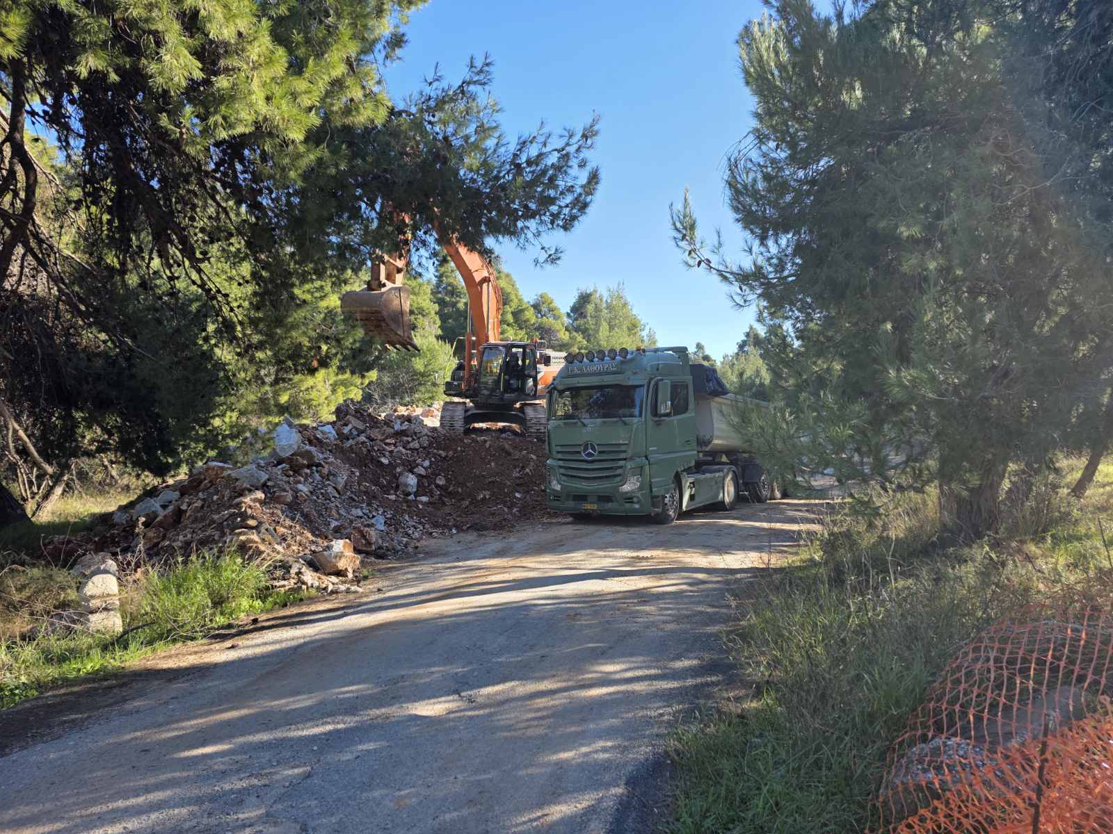 Εξέλιξη εργασιών αποκομιδής μπάζων στη θέση «Πηγαδάκι» Διονύσου