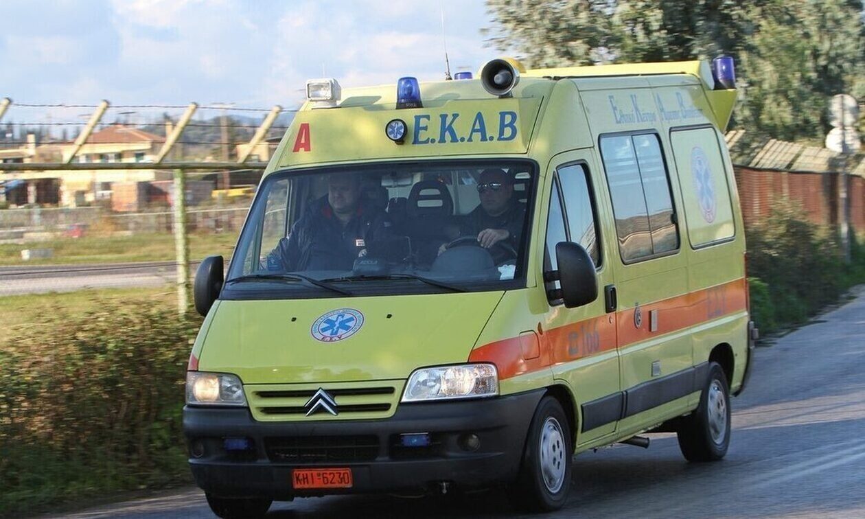 Σοβαρό τροχαίο στην Αρτέμιδα - 15χρονη κατέβηκε από σχολικό λεωφορείο και παρασύρθηκε από ΙΧ