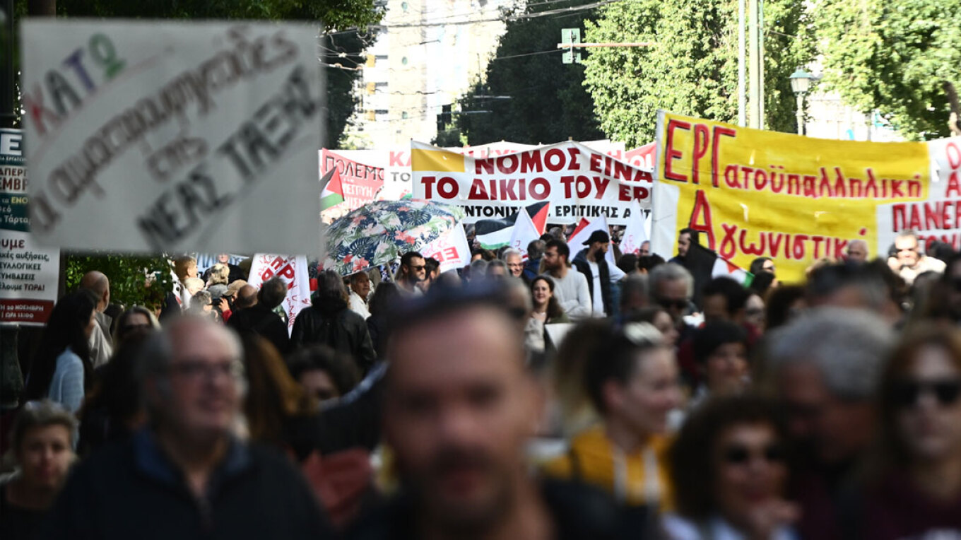 Σε εξέλιξη οι απεργιακές διαδηλώσεις στην Αθήνα, κλειστό το κέντρο - Δείτε φωτογραφίες και βίντεο