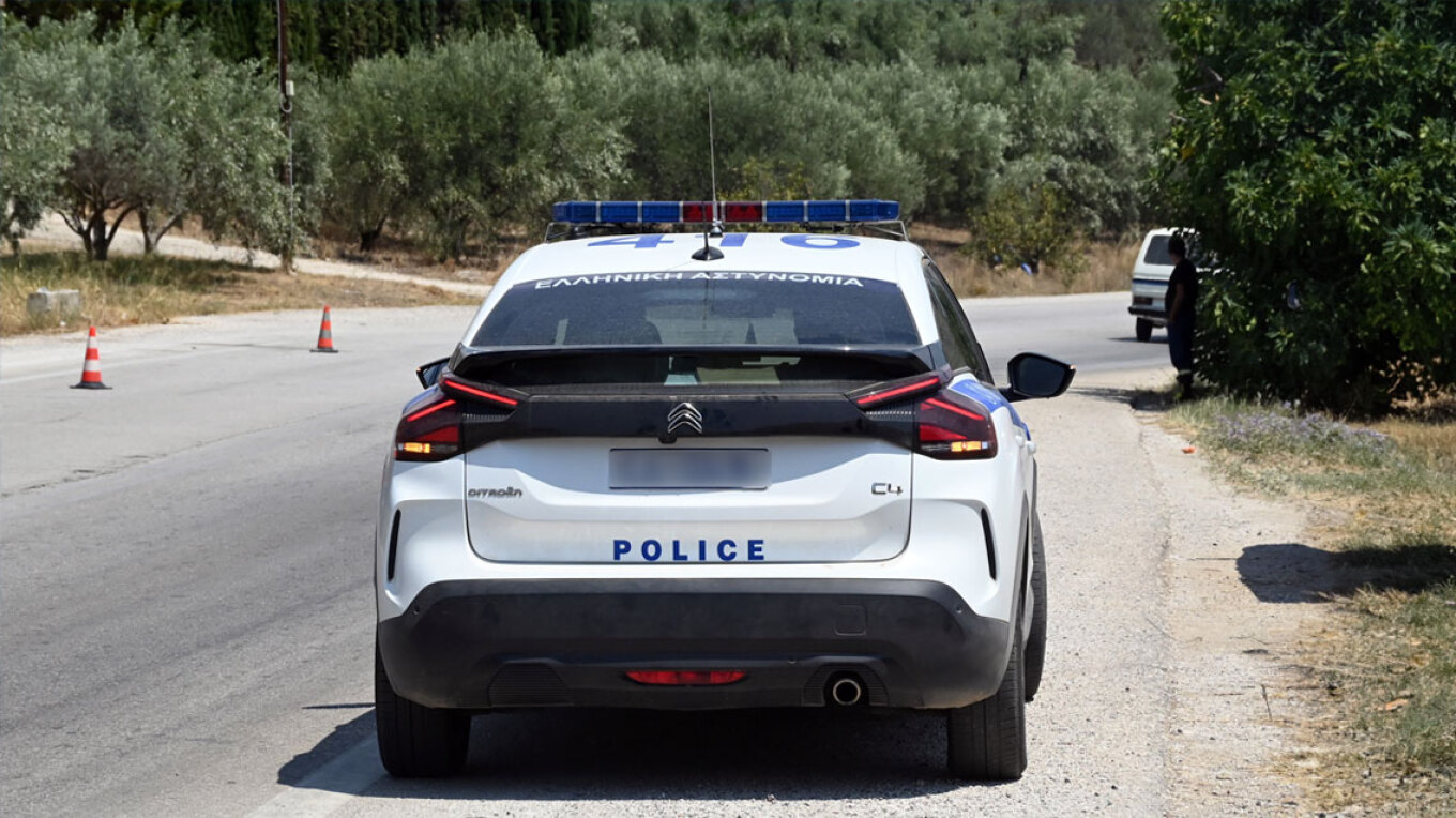 Συνελήφθη 81χρονος που αυνανιζόταν έξω από δημοτικό σχολείο στον Πειραιά
