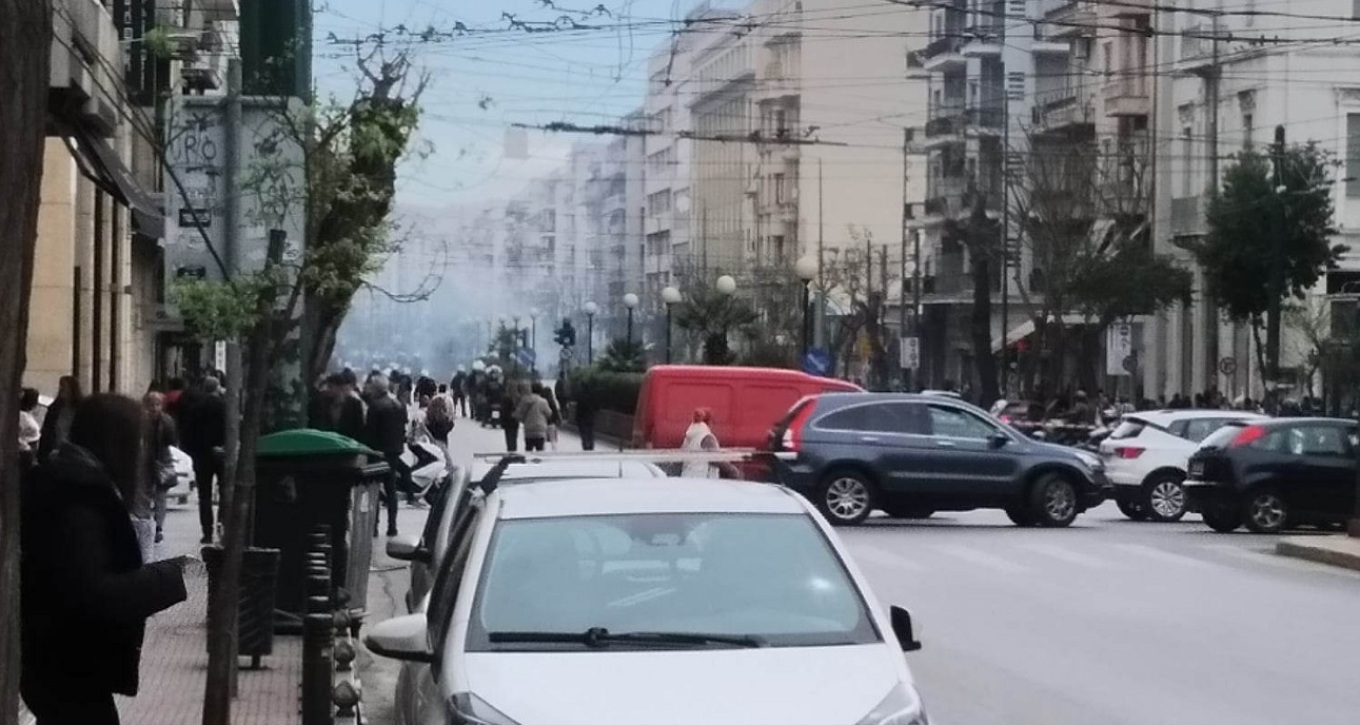 Νέα επεισόδια έξω από την ΑΣΟΕΕ – Χρήση χημικών και κρότου-λάμψης - Κλειστή η Πατησίων