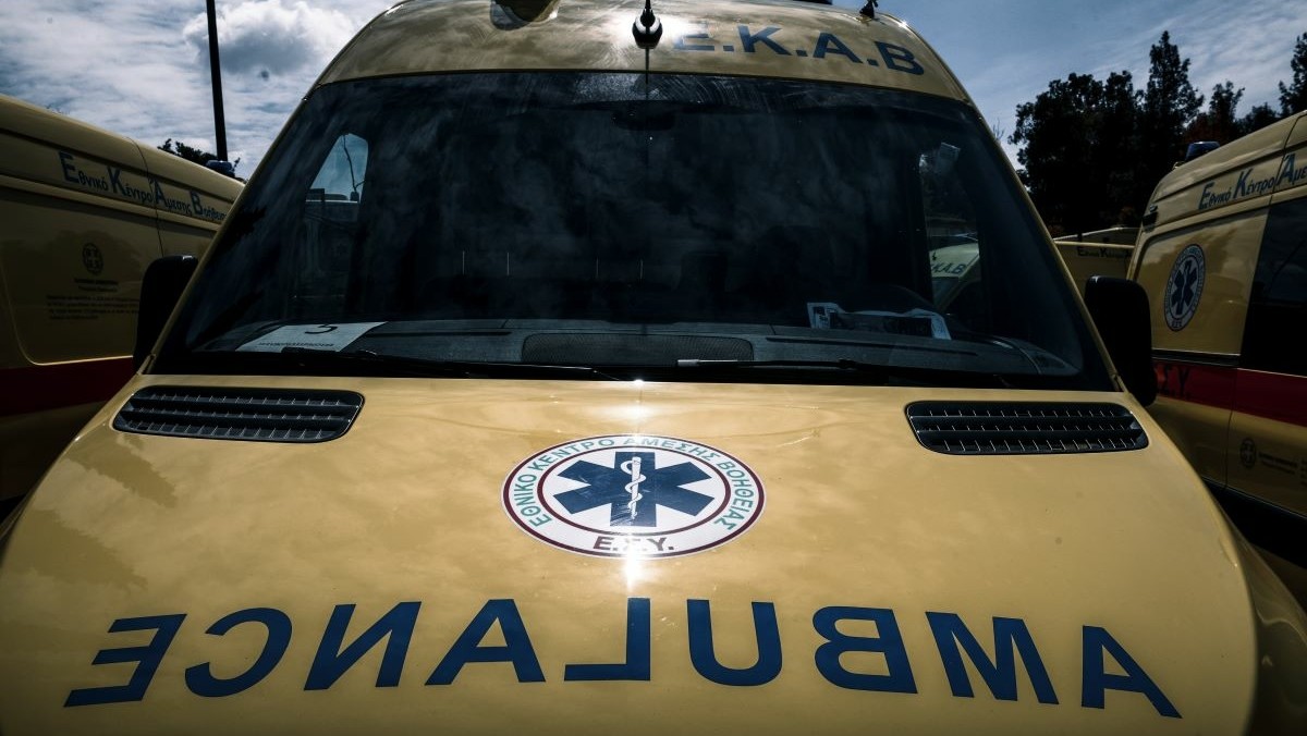 Σπάτα: Μοτοσυκλέτα συγκρούστηκε με αυτοκίνητο – Σοβαρά τραυματισμένος ο οδηγός της μηχανής