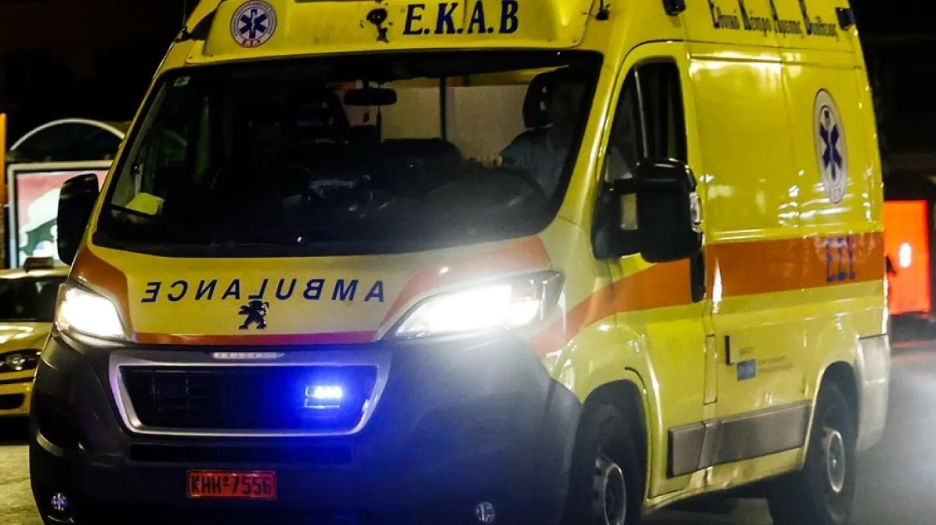 Σοβαρό τροχαίο στον Άγιο Στέφανο – Επιχείρηση της Πυροσβεστικής για τον απεγκλωβισμό τραυματία
