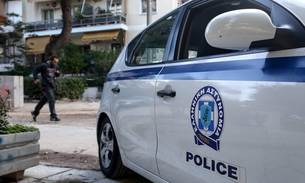 Δύο ληστείες μέρα μεσημέρι, σε Αχαρνές και Μοσχάτο - Τράβηξαν το σταυρουδάκι από λαιμό κοπέλας
