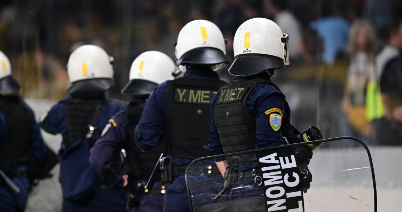 Νέα Φιλαδέλφεια: Τραυματίστηκαν ελαφρά τρεις αστυνομικοί των ΜΑΤ - Τους επιτέθηκαν μετά τον αγώνα της ΑΕΚ