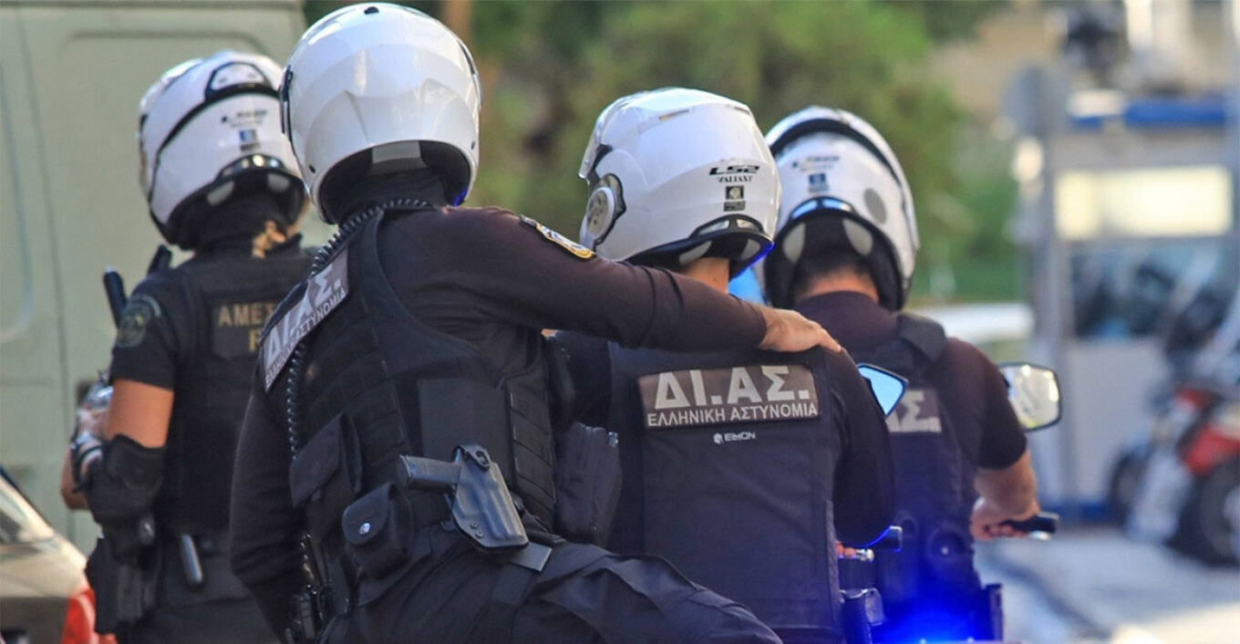 Στη φάκα κύκλωμα πολεοδόμων που εξέδιδε παράνομες άδειες - Xειροπέδες σε 20 άτομα