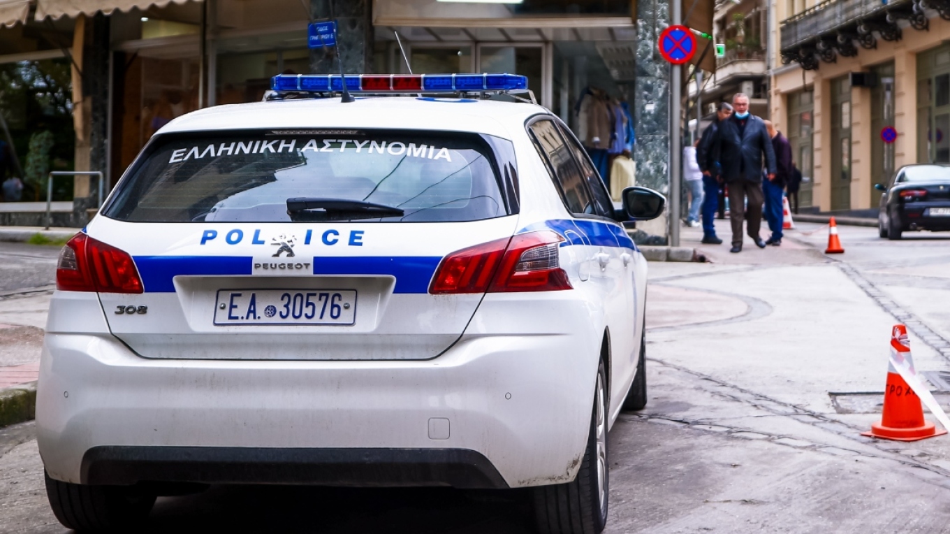 Σοκαριστική επίθεση στο Ίλιον: 20χρονος έριξε αντισηπτικό σε κεφάλι 16χρονου και του έβαλε φωτιά