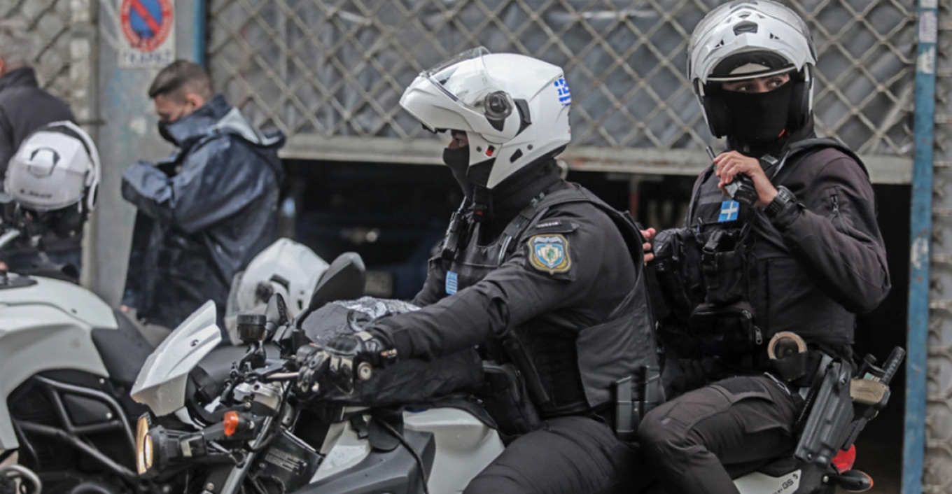 Τρεις ανήλικοι λήστεψαν 14χρονους και τραυμάτισαν αστυνομικούς στη Γλυφάδα