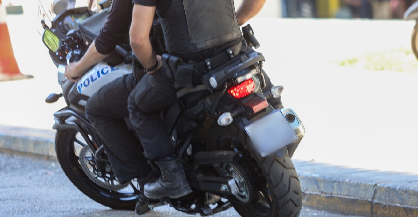 Τροχαίο με δύο αστυνομικούς που επέβαιναν σε υπηρεσιακή μηχανή και ΙΧ