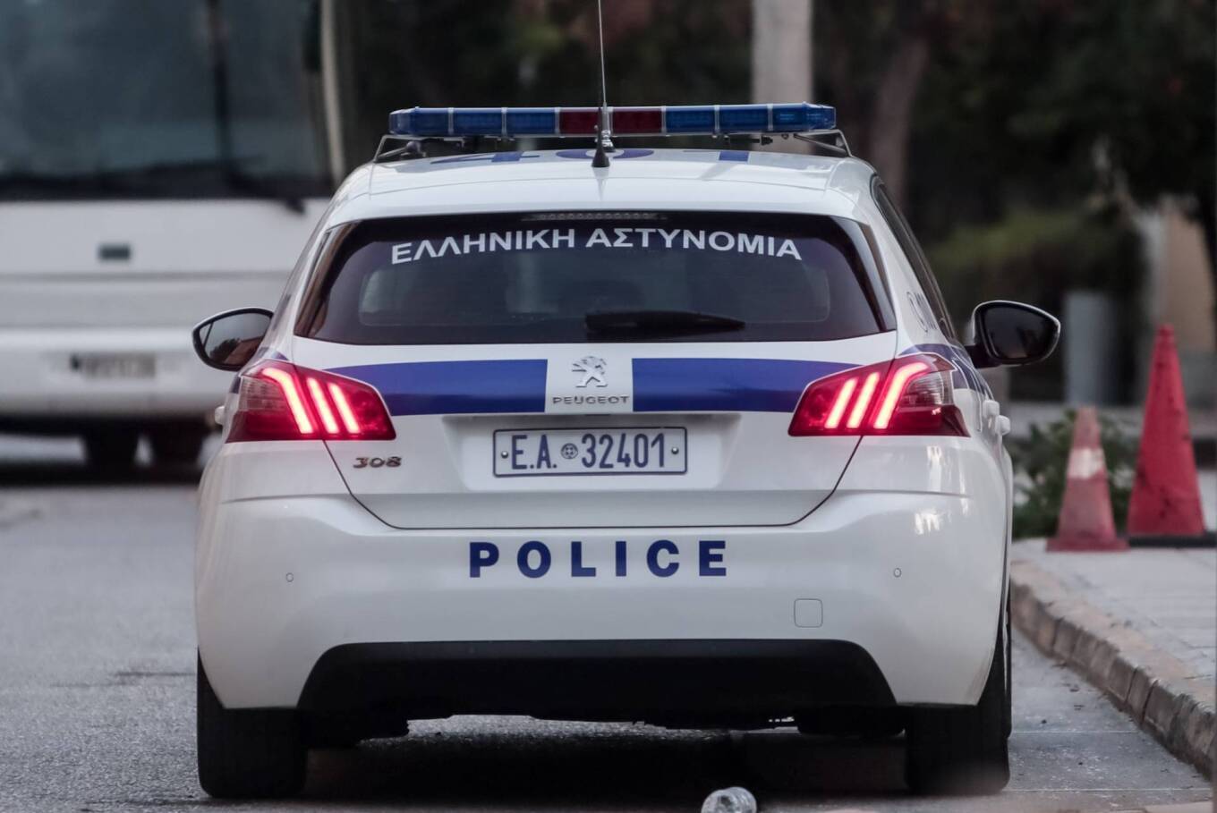 Καταδίωξη στην Παλλήνη: Παράτησε το κλεμμένο όχημα και προσπάθησε να ξεφύγει