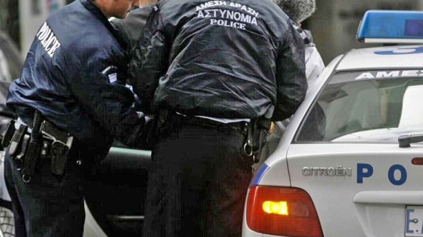 Συνελήφθησαν μετά από καταδίωξη στο Μενίδι δύο άντρες για διακίνηση λαθραίων τσιγάρων