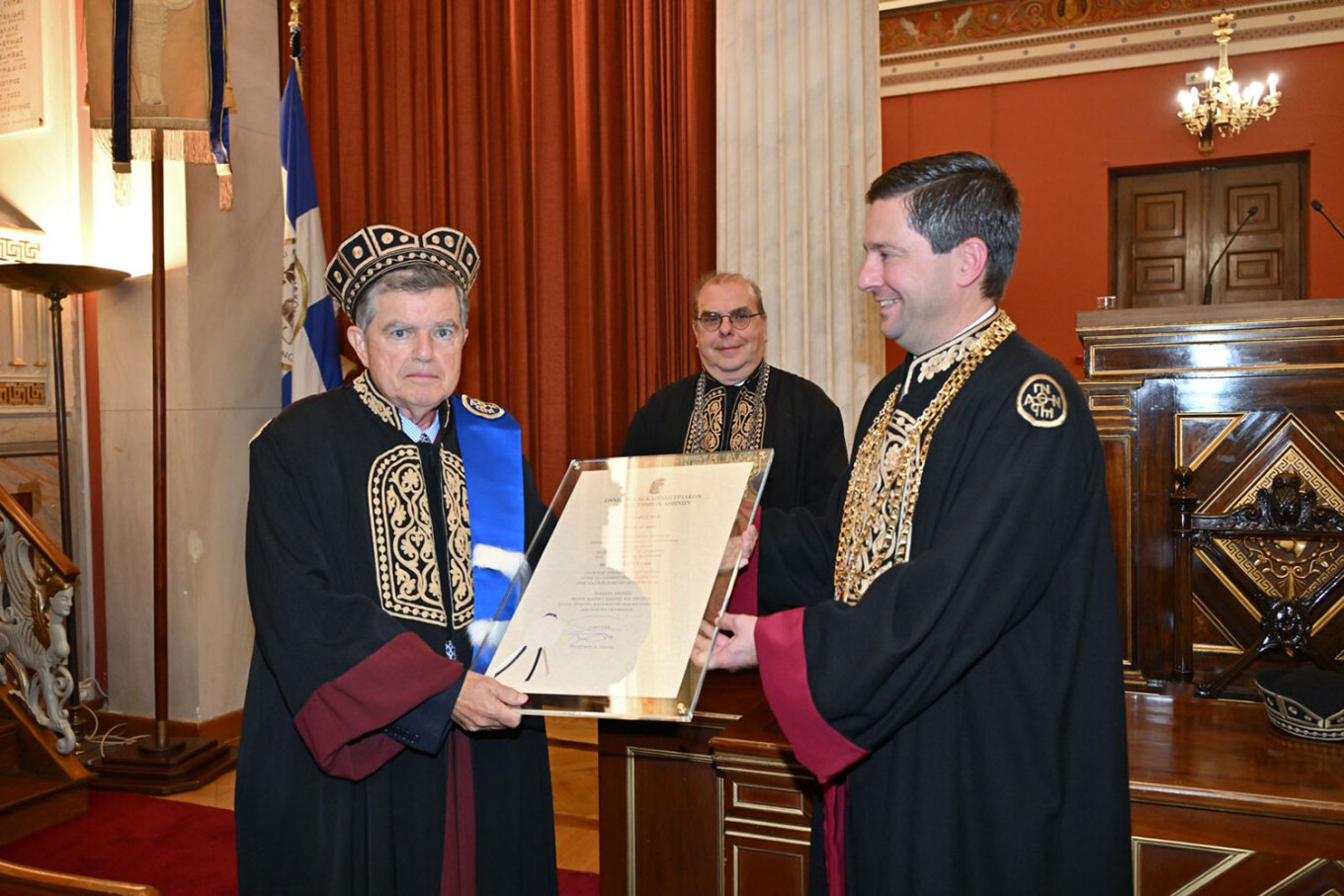 ΕΚΠΑ: Ο Αθανάσιος Μαρτίνος πήρε τον τίτλου του Μεγάλου Ευεργέτη του Πανεπιστημίου - Αναγορεύτηκε σε επίτιμος διδάκτορας της Ιατρικής (ΒΙΝΤΕΟ)