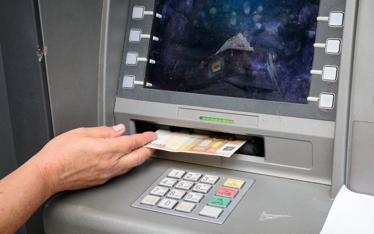 Kοιτάξτε κοντά στο ΑΤΜ - Aν δείτε αυτή τη λεπτομέρεια μην κάνετε ανάληψη χρημάτων