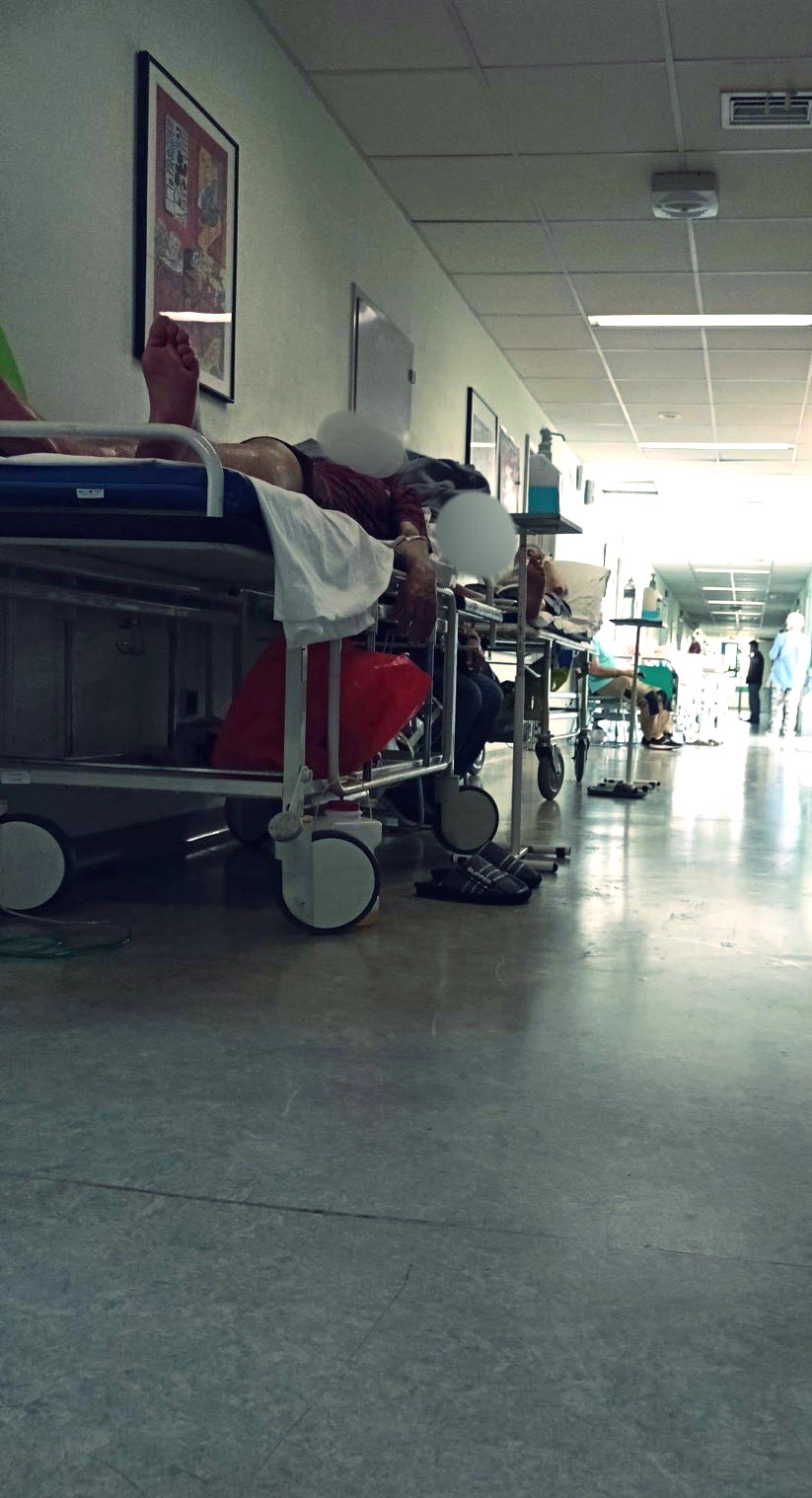 ΤΑ ΧΑΛΙΑ στο "Αττικόν"! 65ΧΡΟΝΟΣ έκανε εγχείρηση καρδιάς και τον έβγαλαν σε ...ράντζο στο διάδρομο