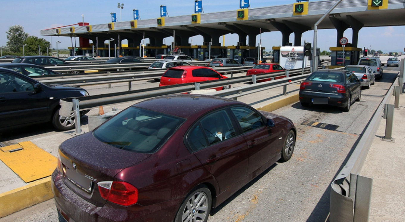 Ξεπερνούν τα 30' οι καθυστερήσεις στην Αττική Οδό στο ρεύμα προς αεροδρόμιο - Ουρές χιλιομέτρων και στον Κηφισό