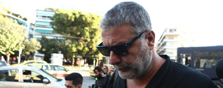 Στη Ευελπίδων ο Βασίλης Μπισμπίκης - Δικάζεται για το τροχαίο στη Φιλοθέη [εικόνες - βίντεο]