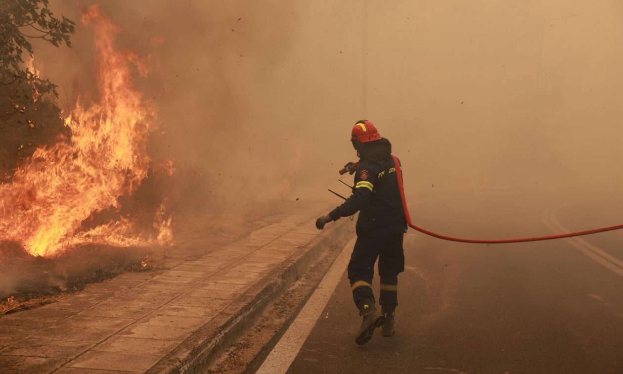 Φωτιά σε αμαξοστάσιο στη Μάνδρα - Άμεση κινητοποίηση της Πυροσβεστικής