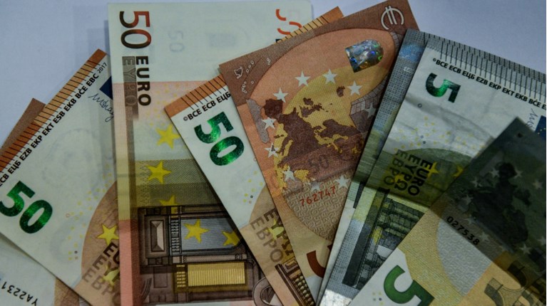 Ποιοι θα ωφεληθούν από τον "κουμπαρά" του υπερπλεονάσματος - Σκέψεις για νέο, έκτακτο επίδομα
