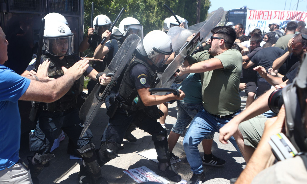 Ανάβυσσος: Επεισόδια με δακρυγόνα ανάμεσα σε φοιτητές και ΜΑΤ - «Κλειστή» η Αθηνών - Σουνίου