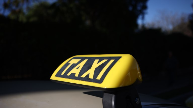 Υποχρεωμένα πλέον τα ταξί να έχουν ειδική σήμανση για πληρωμές με κάρτα - Τι θα γράφει
