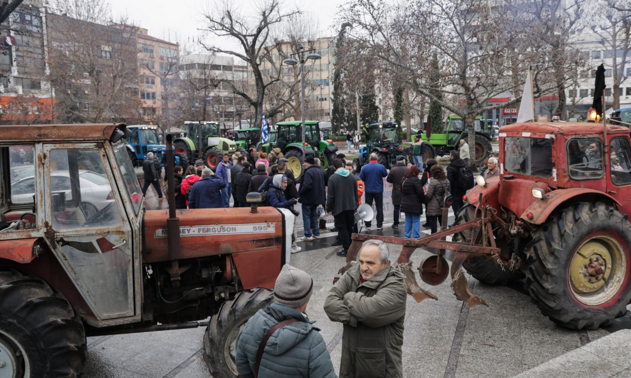 Αγρότες: Με συγκέντρωση στη Λάρισα αποχωρούν τα τρακτέρ από τα μπλόκα