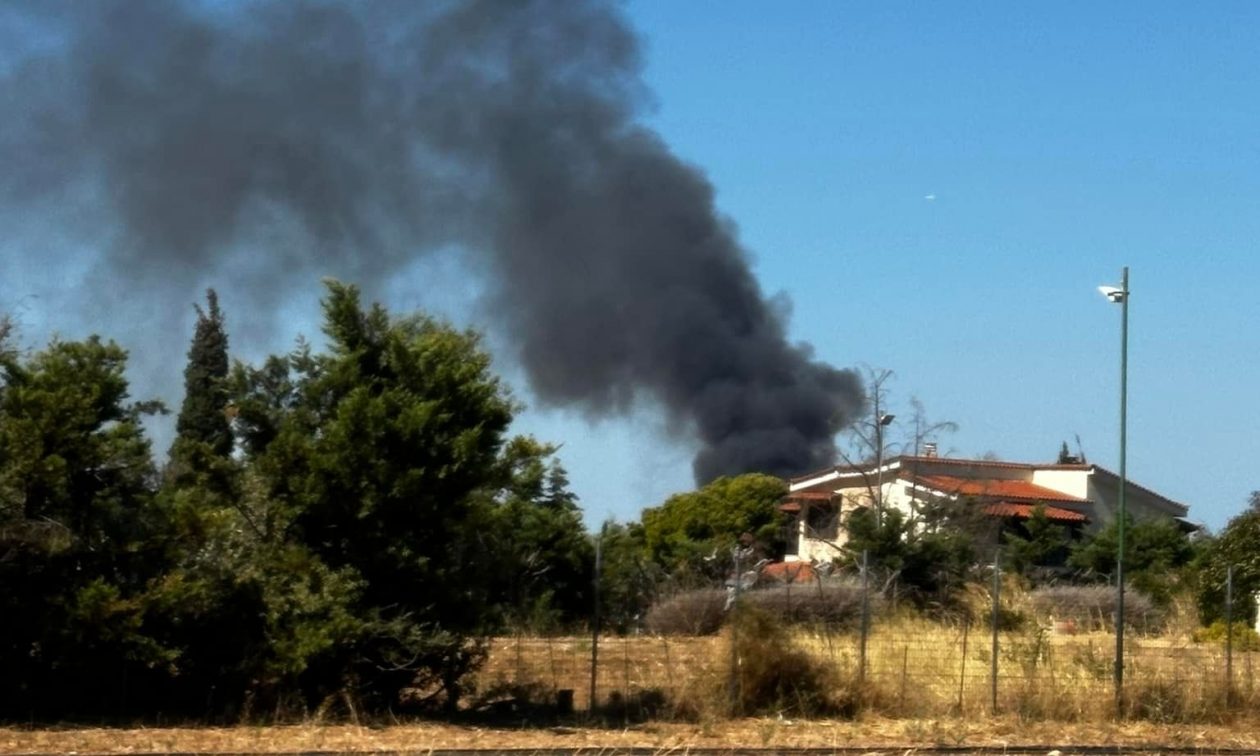 Φωτιά στο Μενίδι - Καίει σε βιομηχανικό χώρο