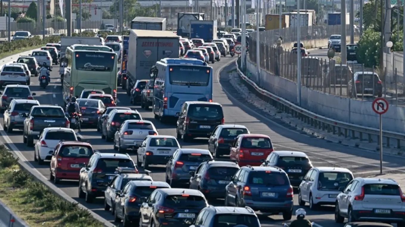 Αττική οδός: Τροχαίο με τέσσερα οχήματα μετά την έξοδο της Κηφισίας – Μεγάλες καθυστερήσεις