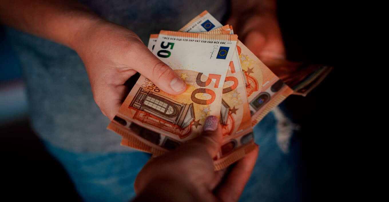 Υψηλόβαθμη υπάλληλος του υπ. Πολιτισμού στα μέλη του κυκλώματος που πουλούσε προστασία σε καταστηματάρχες