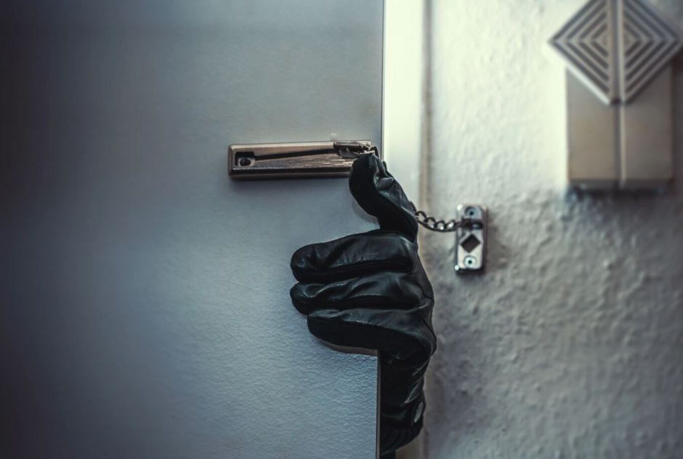 Εισέβαλαν σε σπίτι 55χρονης στον Κάλαμο και απέσπασαν χρυσές λίρες αξίας 150.000 ευρώ