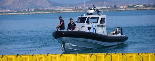 Βυθίστηκε καταμαράν στις Φλέβες Σαρωνικού - Διασώθηκαν οι 10 επιβαίνοντες