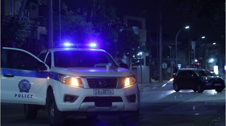 Πυροβολισμοί τα ξημερώματα έξω από κλειστό beach bar στη Σαρωνίδα - Τρεις τραυματίες, δύο προσαγωγές