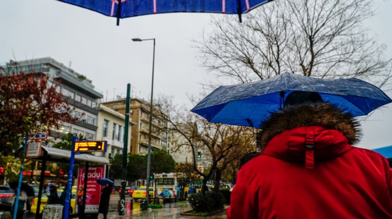 Χειμωνιάτικος σήμερα ο καιρός: Επιμένουν οι βροχές και οι καταιγίδες - Πέφτει κι άλλο η θερμοκρασία