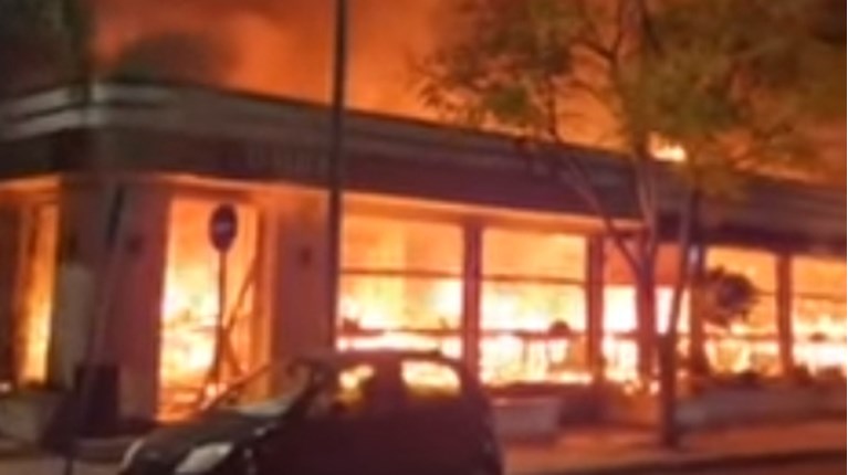 Ν. Σμύρνη: Νέα βίντεο ντοκουμέντο από την φωτιά στο εστιατόριο - Παρανάλωμα το Cavaliere μέσα σε μερικά λεπτά