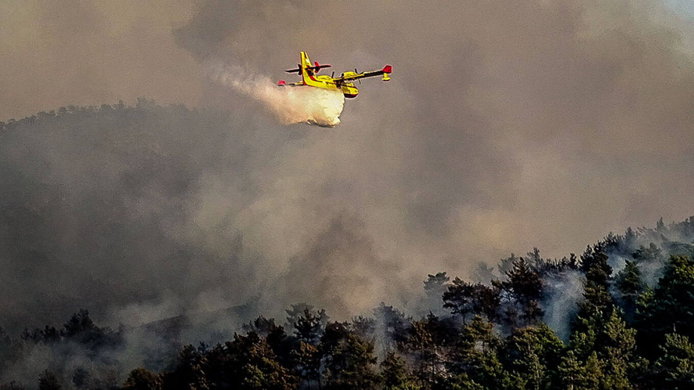 Έπεσε Canadair σε ρεματιά στη διάρκεια πυρόσβεσης στην Κάρυστο 
