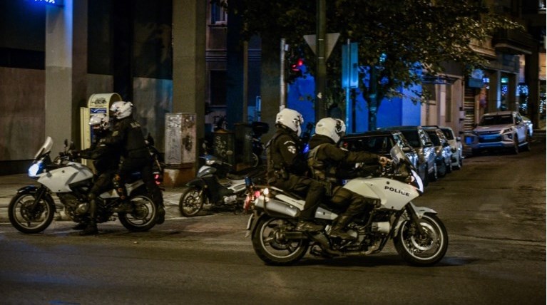 Πυροβολισμοί σε γνωστό κλαμπ της λεωφόρου Βουλιαγμένης - "Γάζωσαν" την ταμπέλα, προσήχθη ζευγάρι