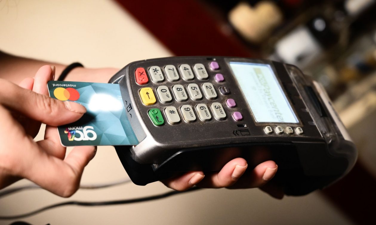 ΑΑΔΕ: Η παράταση στη διασύνδεση ταμειακών – POS μόνο για περιπτώσεις τεχνικής αδυναμίας