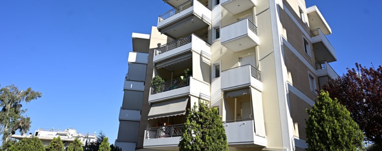 Θρίλερ στο Μαρούσι: Γυναίκα έπεσε από τον 4ο στον 3ο, ανέβηκε και ξανά έπεσε -Συνελήφθη ο σύζυγός της