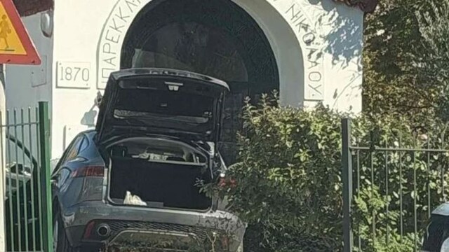 Σοκαριστικό τροχαίο στη Γλυφάδα: 89χρονος έχασε τον έλεγχο και... μπούκαρε σε εκκλησία στη Βουλιαγμένης